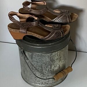 Taos Footwear Brown Leather Sandals